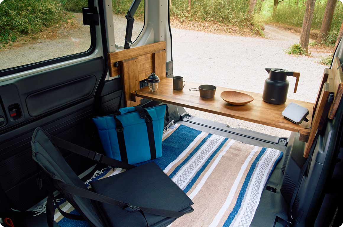 キャンプのリビングスペースに