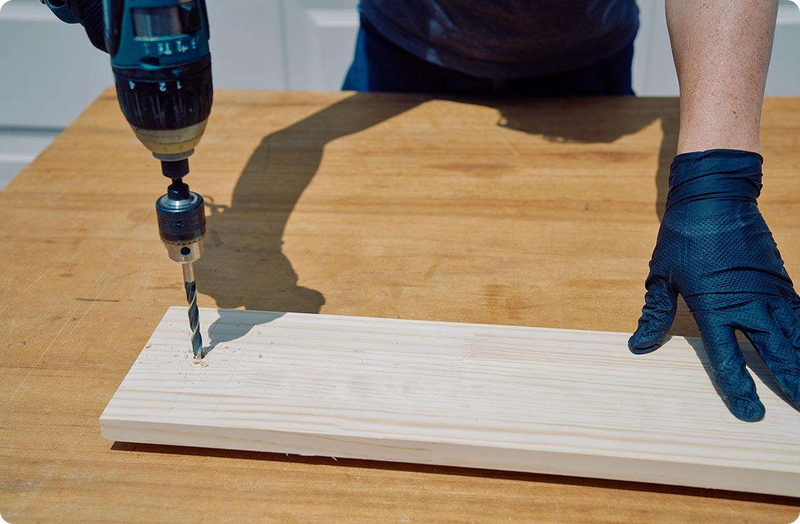 Aの2カ所に穴を開ける。この穴がN-VANの「ユーティリティーナット」と合わさるネジ留め部分。