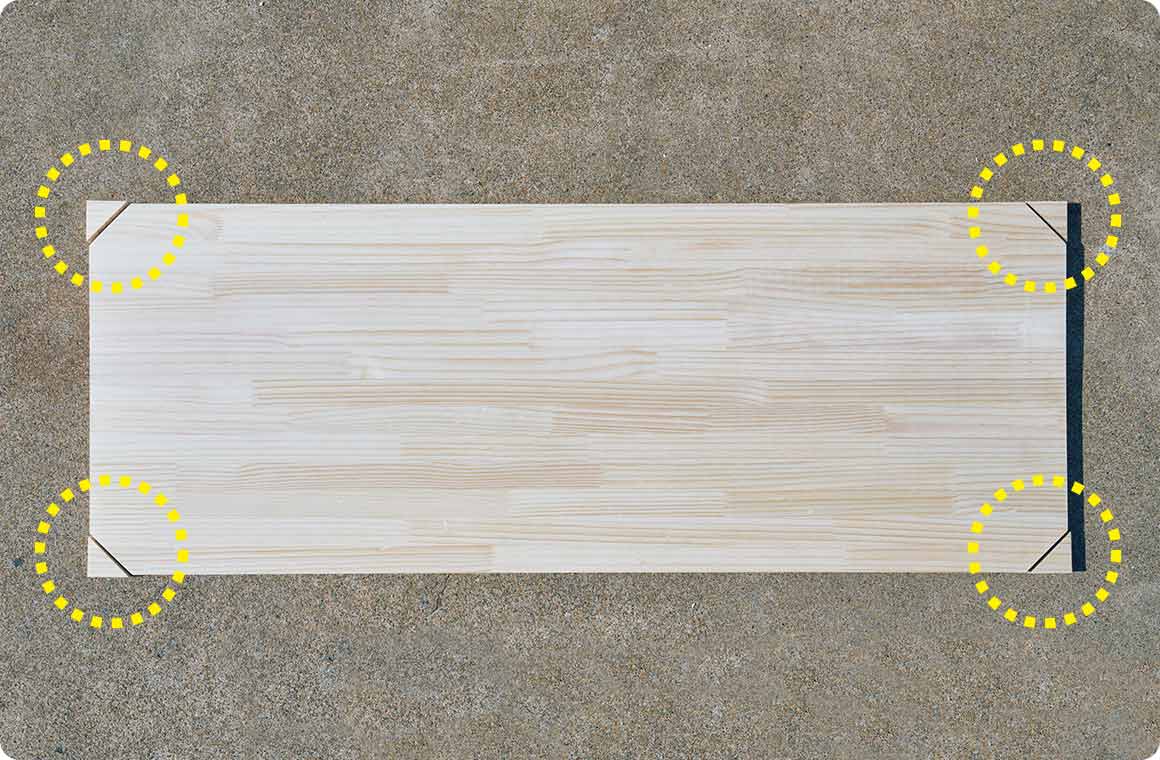 カットした端材はこの後再利用するため、木目の位置をずらさないよう気を付ける。