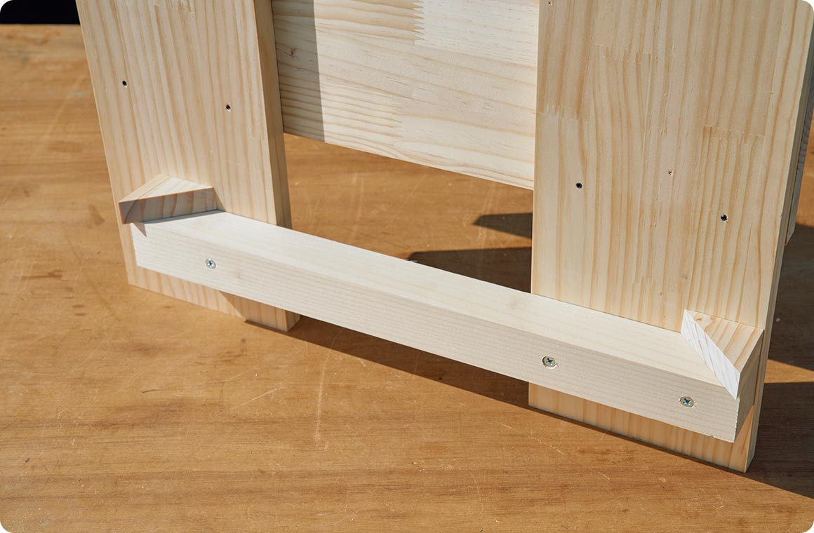 側面パーツDの上に天板Eの端材をボンド、ビスで固定する。