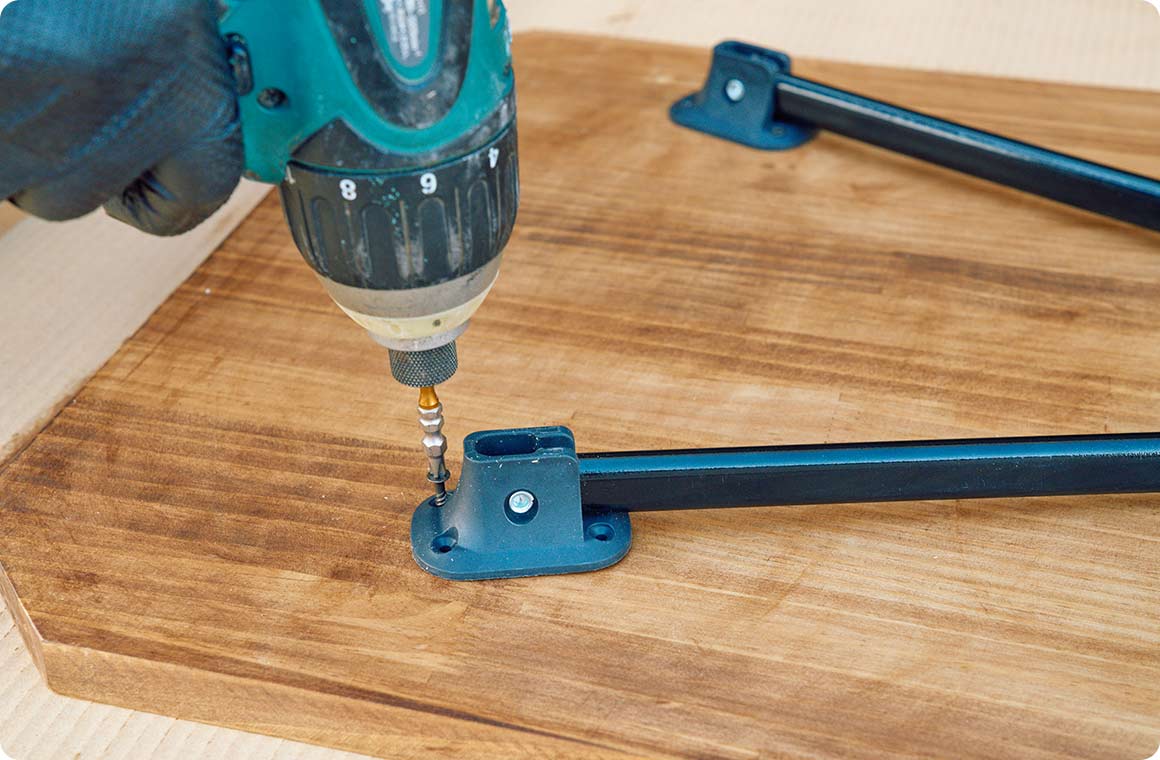 塗料が乾いてから天板Eに脚を取り付けて作業完了。