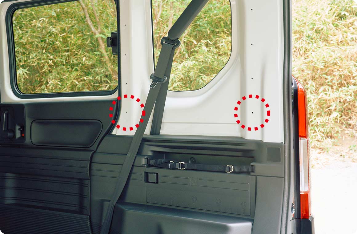 N-VANの荷室、両サイドのユーティリティーナット（赤丸の箇所）に側面パーツを固定していく。