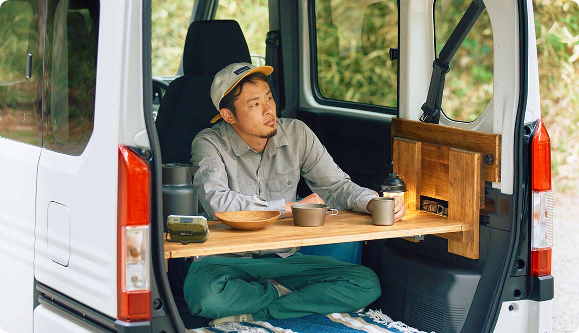 N-VANの荷室に設置できる木製のテーブル