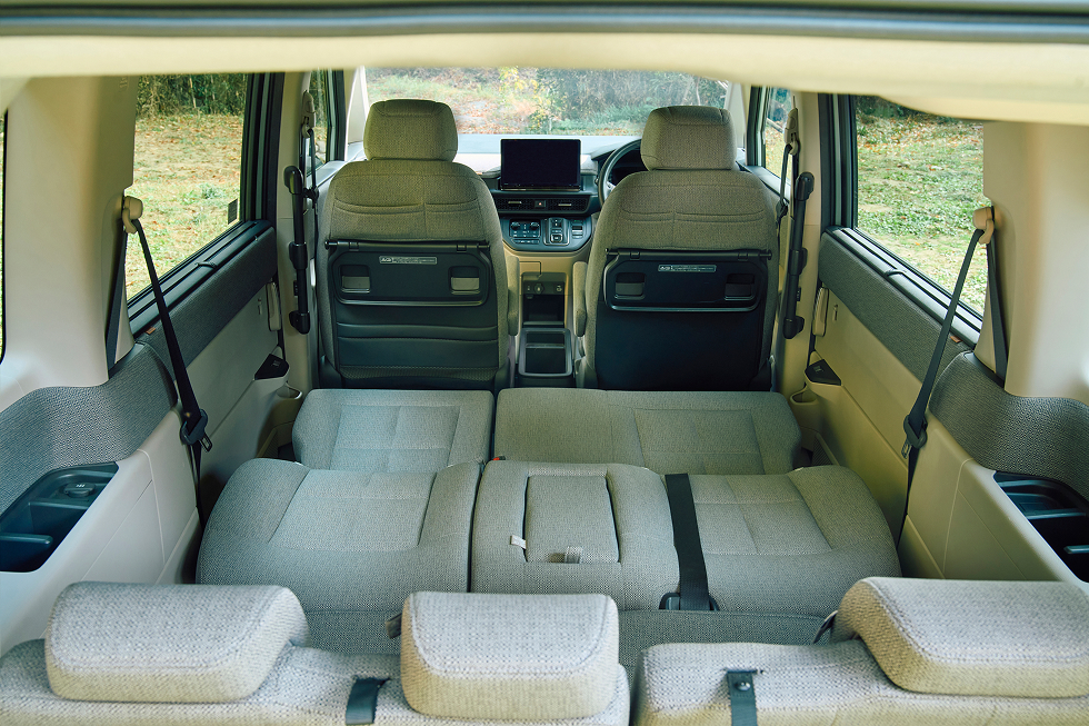 TEP WGNの多彩なシートアレンジを活かして、２列目シートを倒すことで広々とした空間を確保