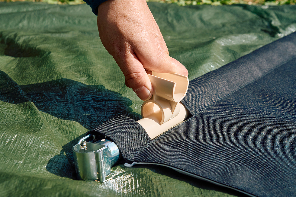 横方向と縦方向のパイプはイレクターパイプ用のジョイントパーツで接続