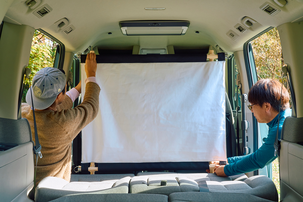 パイプを組んだらスクリーンがピンと張るように微調整して設置完了！