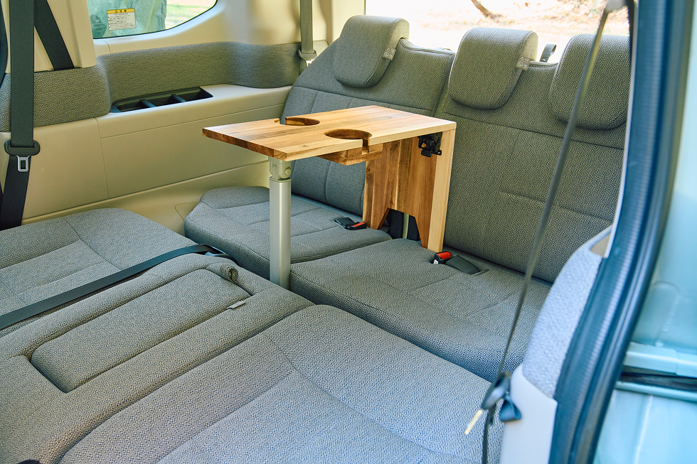 脚はシートの隙間に挟まって固定