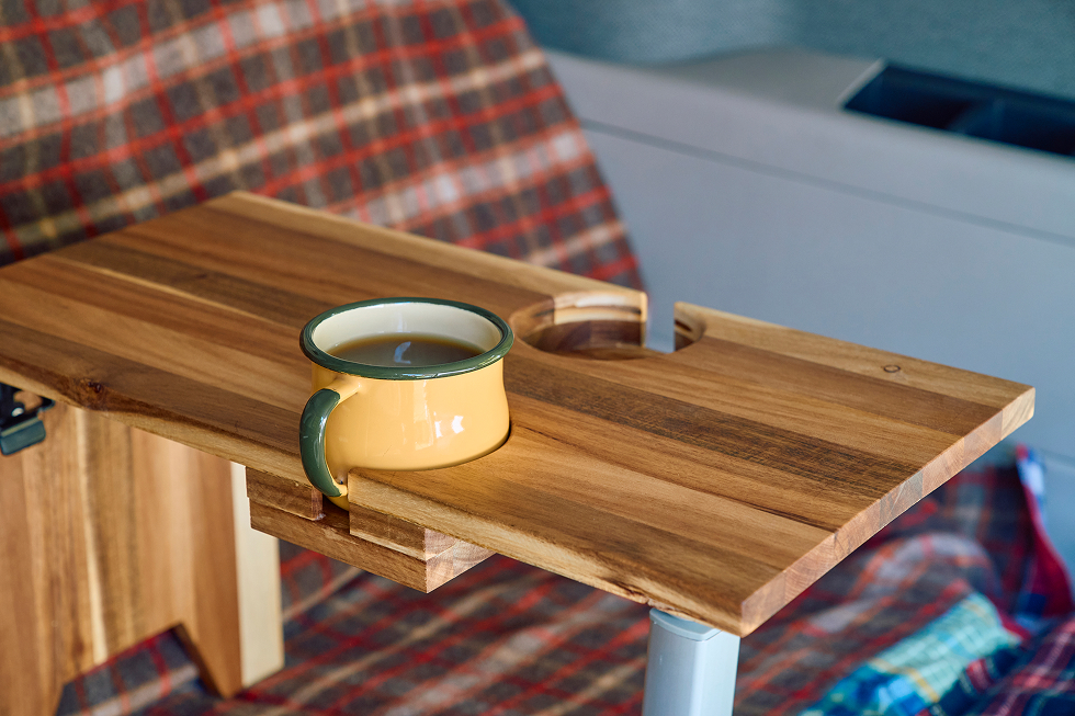 天板にはドリンクホルダーを配備