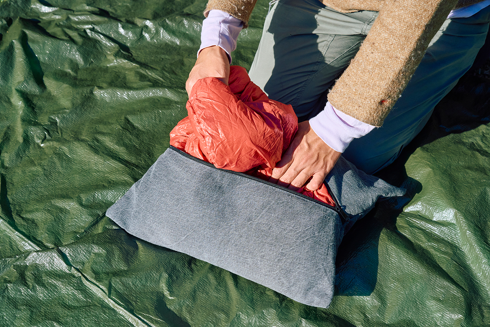 DIYしたクッションはキャンプ用の寝袋を詰めて使います