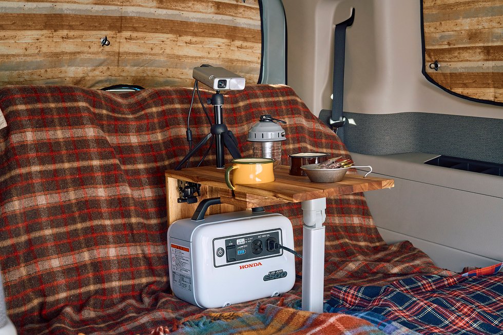 他にもキャンプ用のラグやブランケット、LEDランタンで飾り付けて、クルマの中をアウトドアテイストに演出