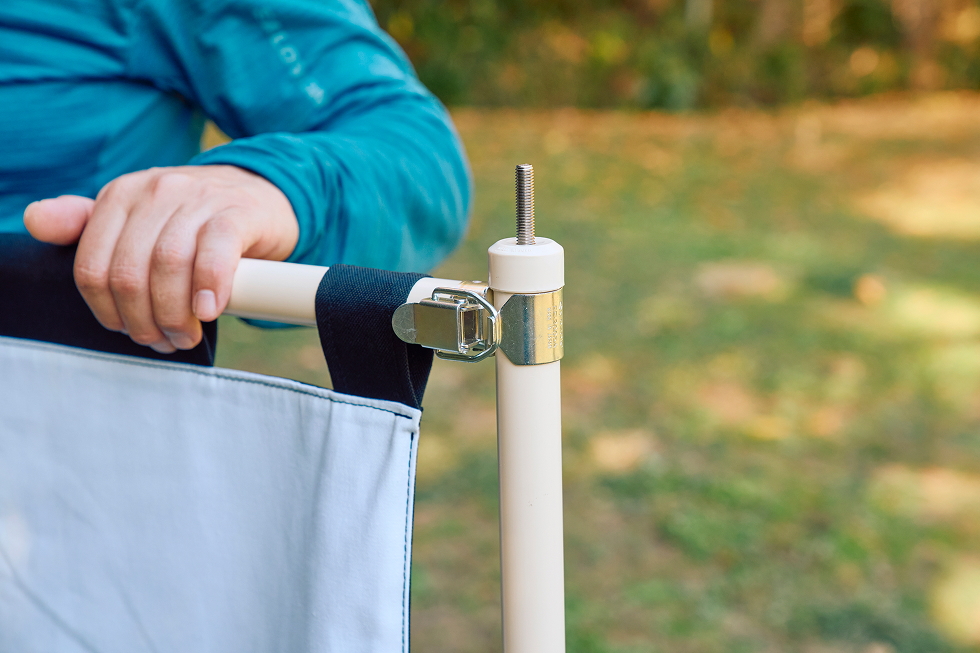 横方向のパイプにスクリーンを通したまま、両端に取り付けたロック金具で縦方向のパイプに固定