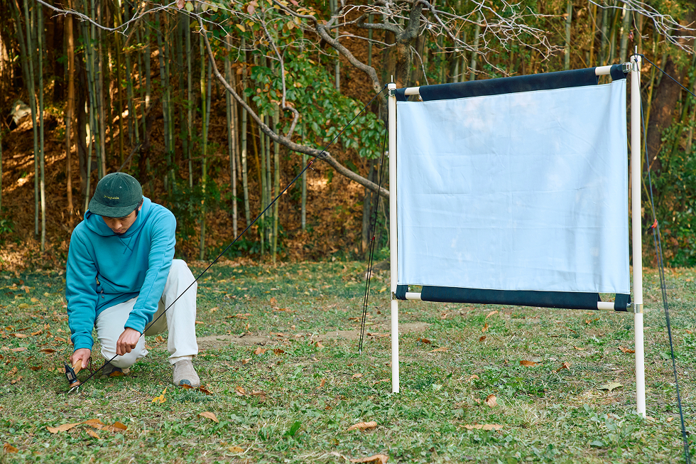 スクリーンスタンドの立て方は一般的なタープと同じ