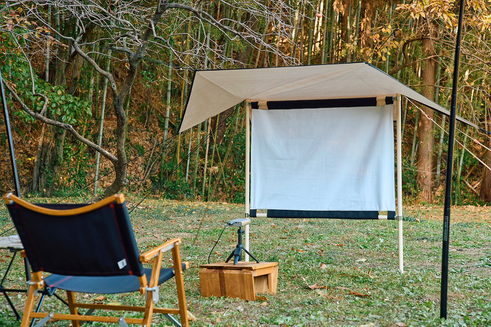 スクリーンの前に高いポールを立てて幕体を持ち上げる