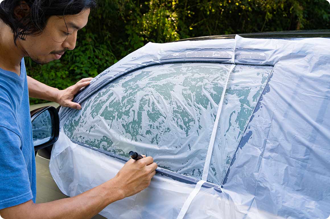 各窓に霧吹きで水をかけてビニール袋を当てる