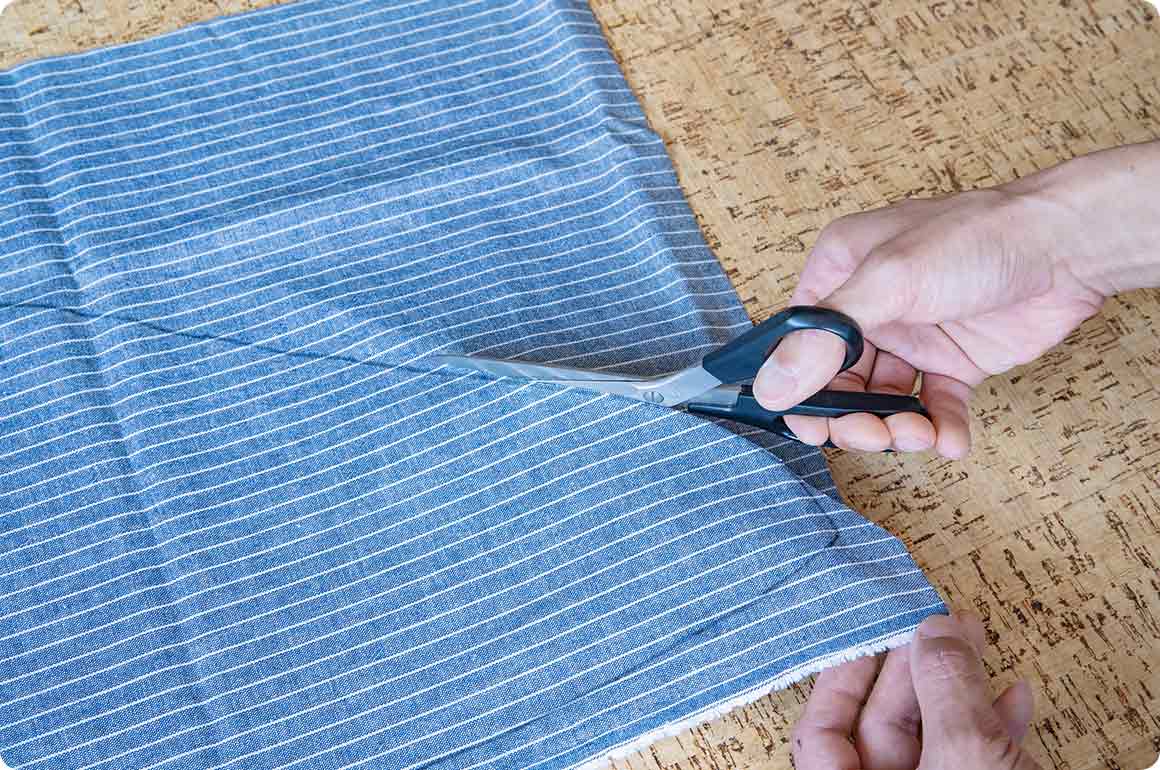 取った型を元にアルミシートと布生地をカット