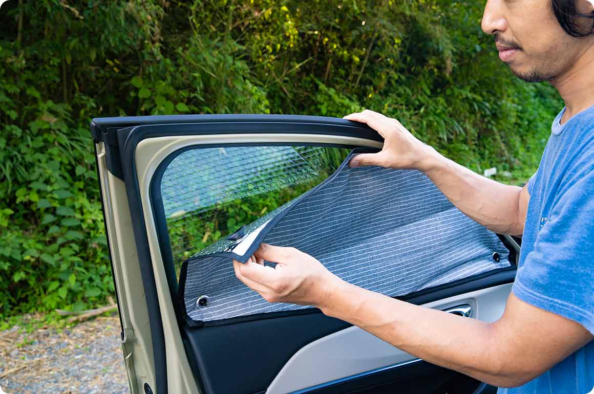 アルミシートを外側にして、吸盤で窓の内側に固定