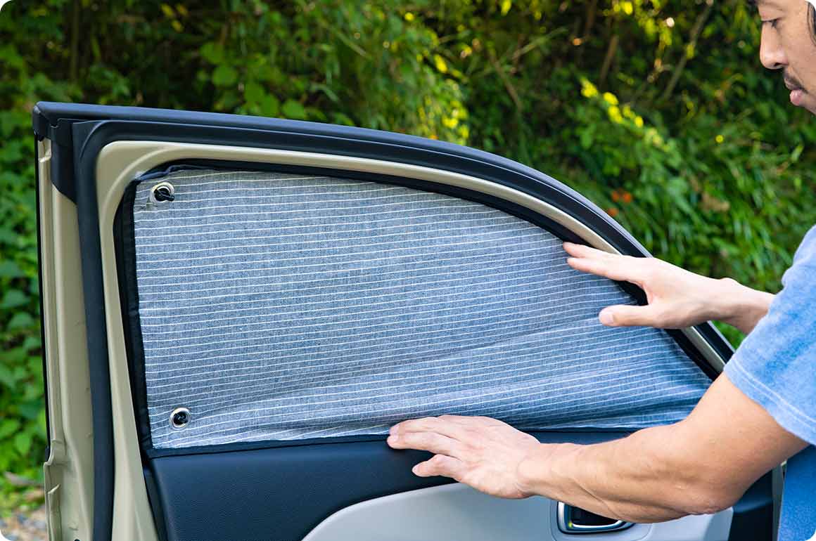 はみ出している部分を軽く手で押し込む