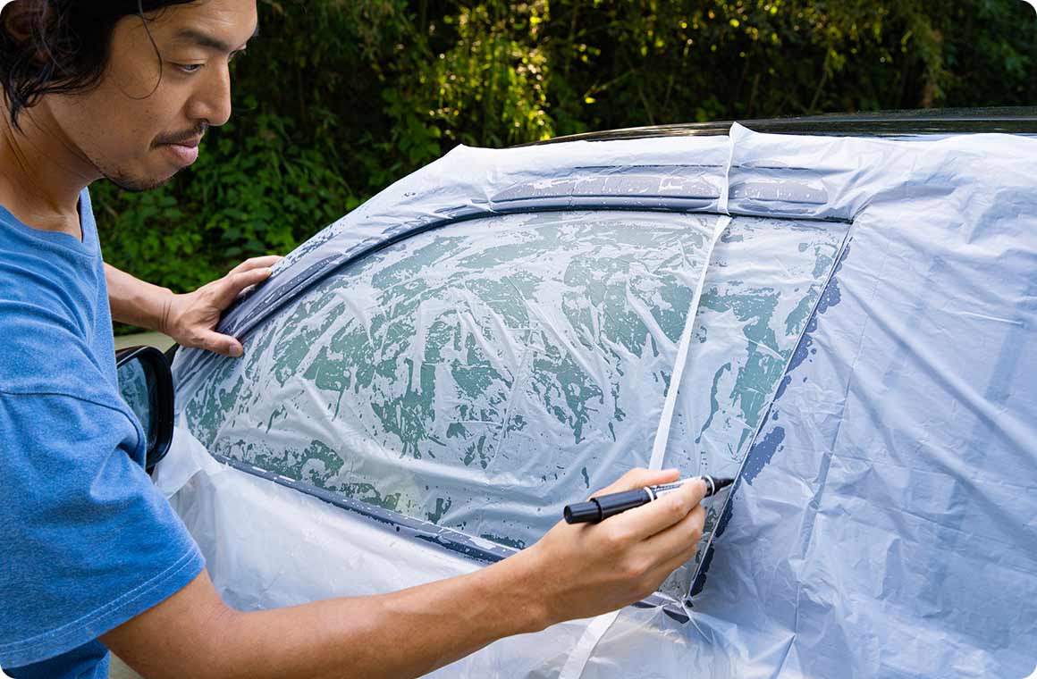 透明ビニール袋（ゴミ袋など袋状のものはサイドに切り込みを入れ、あらかじめ一枚状にする）を貼り付ける