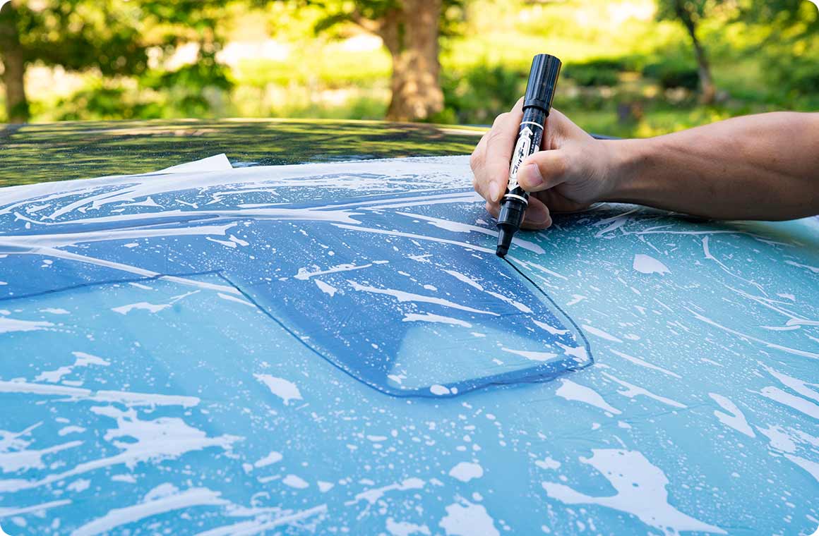 ワイパーブレードを上げてからラインを引く