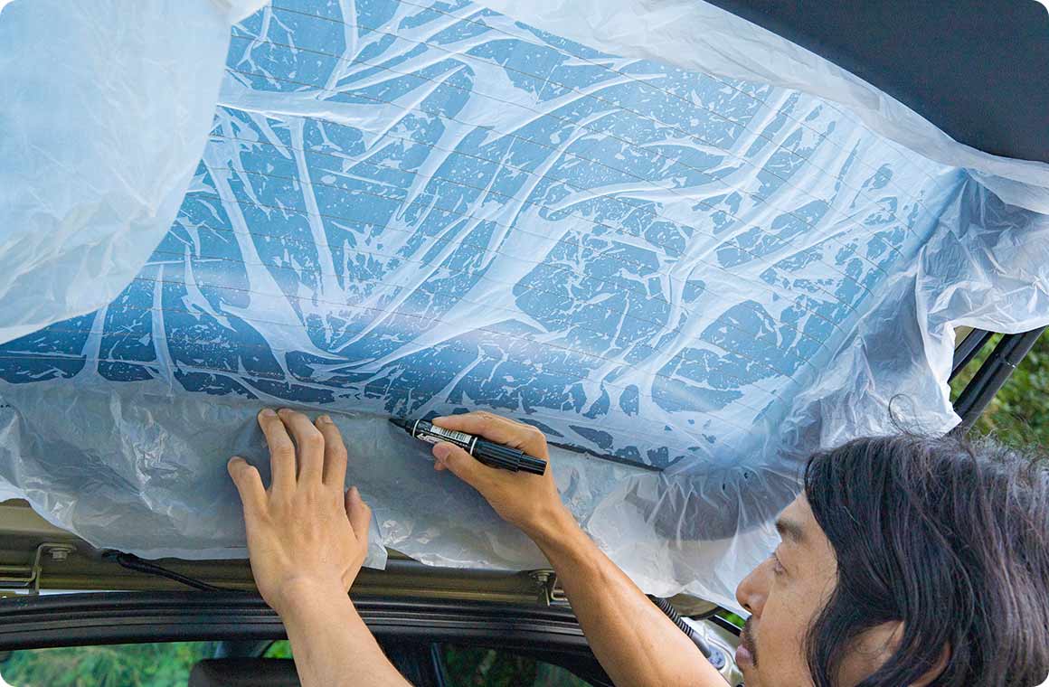 リアウインドウはワイパーブレードが型取りの妨げとなるため、テールゲートを開けて内側からの作業