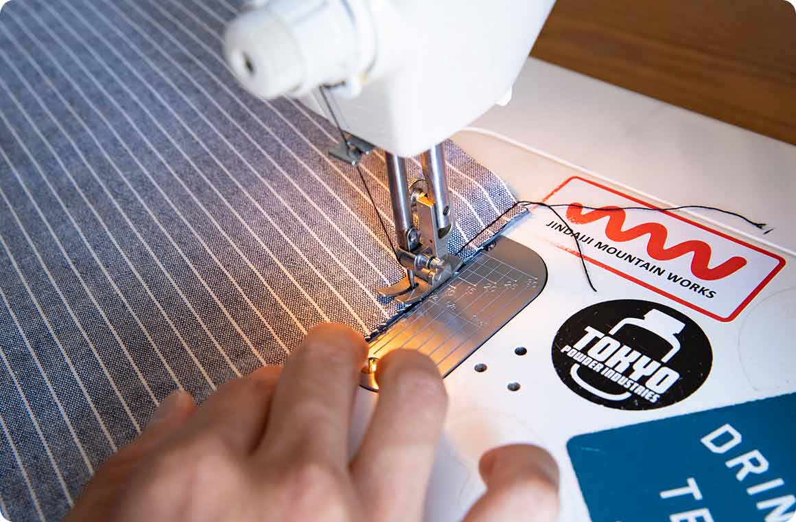 布生地を上、アルミシートを下にして縫い合わせる。