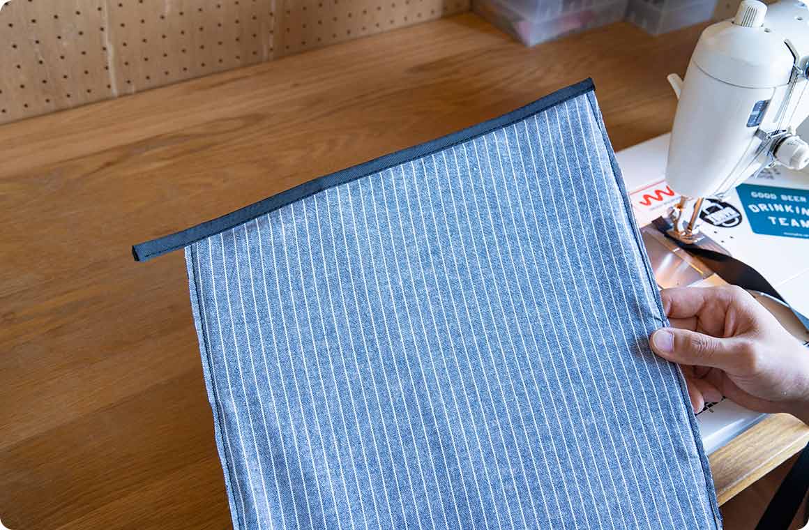 この作業は縁の1辺ずつ行う。1辺できたらテープをカットして次の辺へ