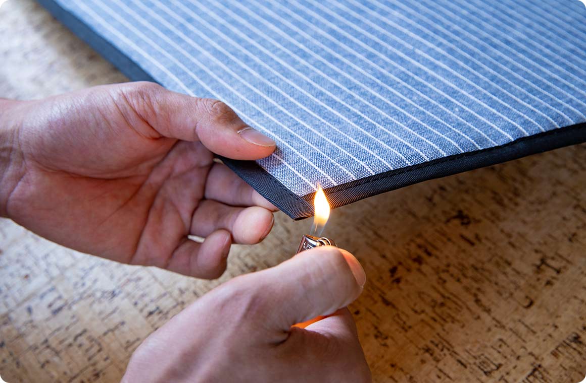 ほつれ予防にカットした部分をライターで炙る