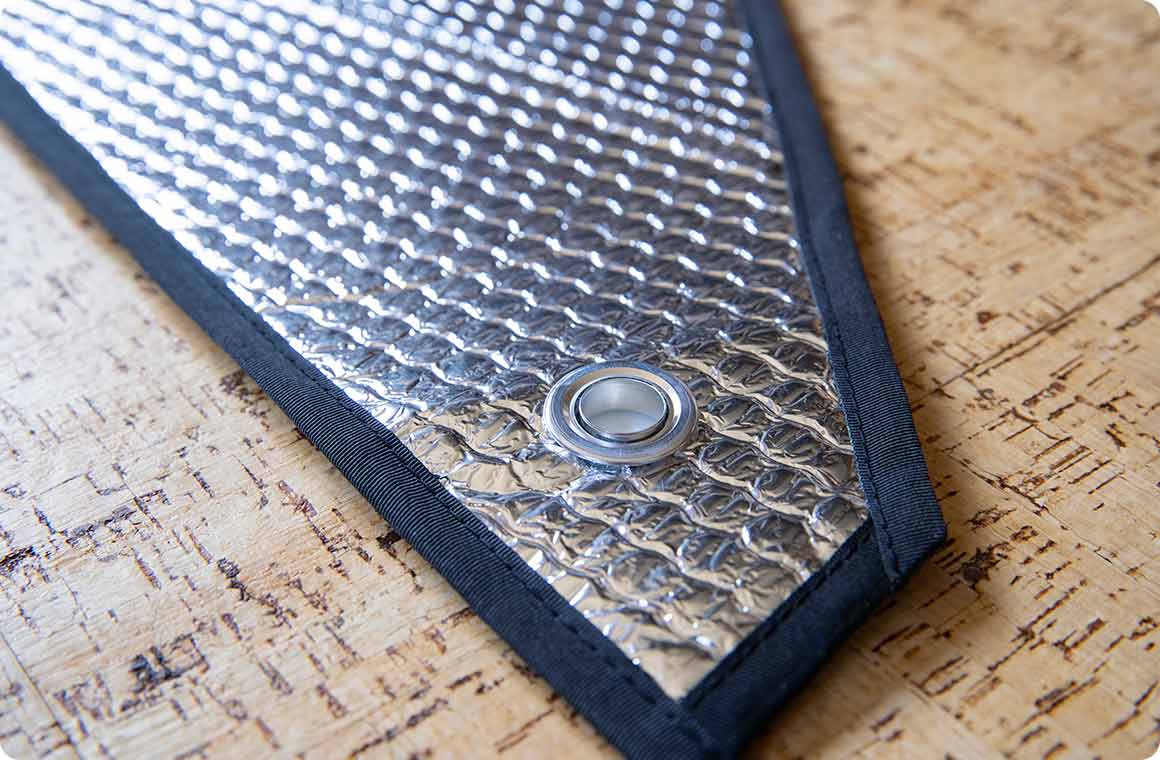 その穴にハト目金具をセットし、ハンマーで打つとハト目が固定される