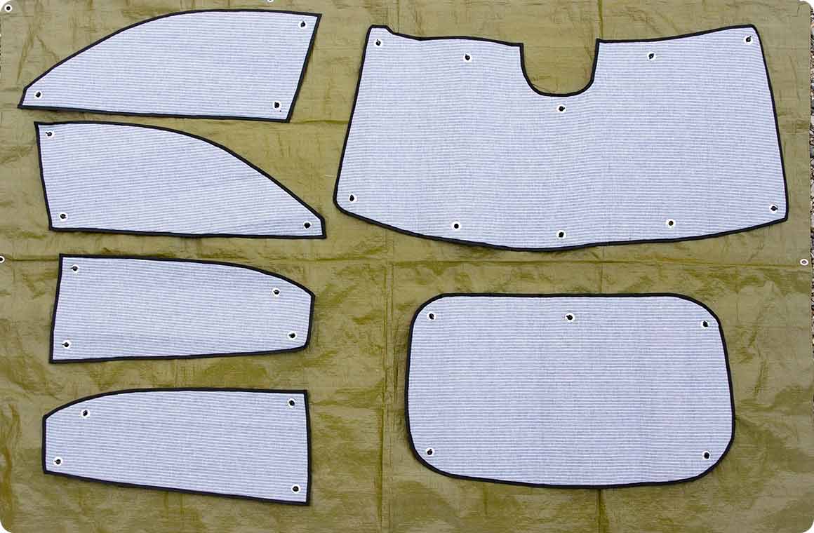 取り付けるハト目（=吸盤）の数は窓の大きさや形状に応じて適宜調整しよう