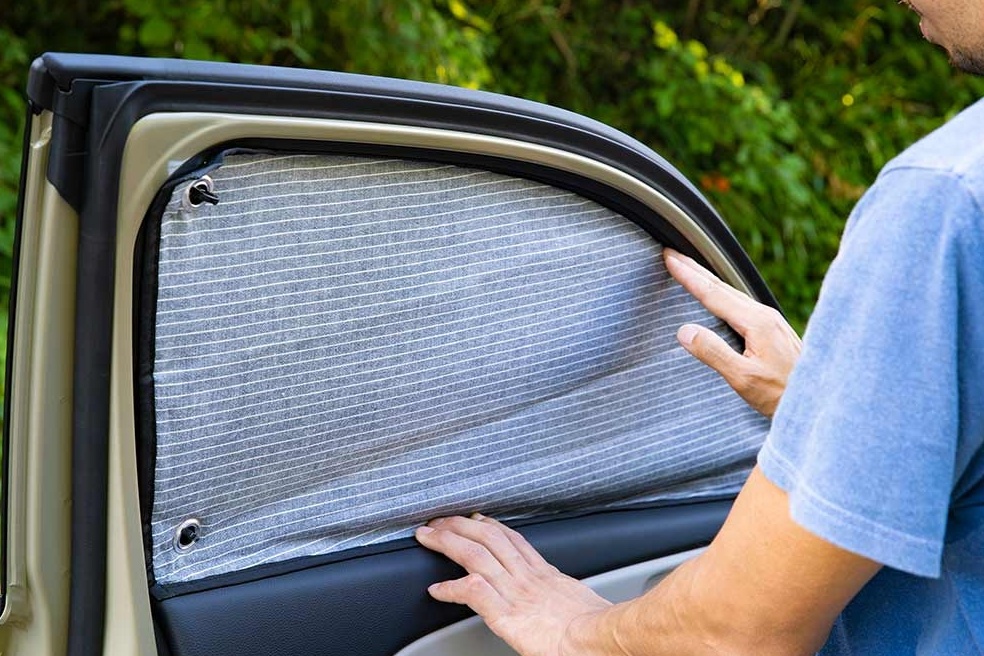 簡単！ハイクオリティーな 車中泊用シェード