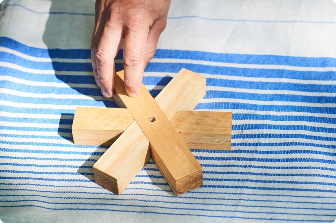 台座部分を組み合わせて、幹部分をネジ留めします