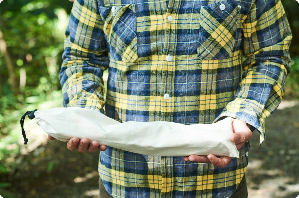 持ち運び時はこの通り、台座部分を分解できるので細長くコンパクトに収納できます