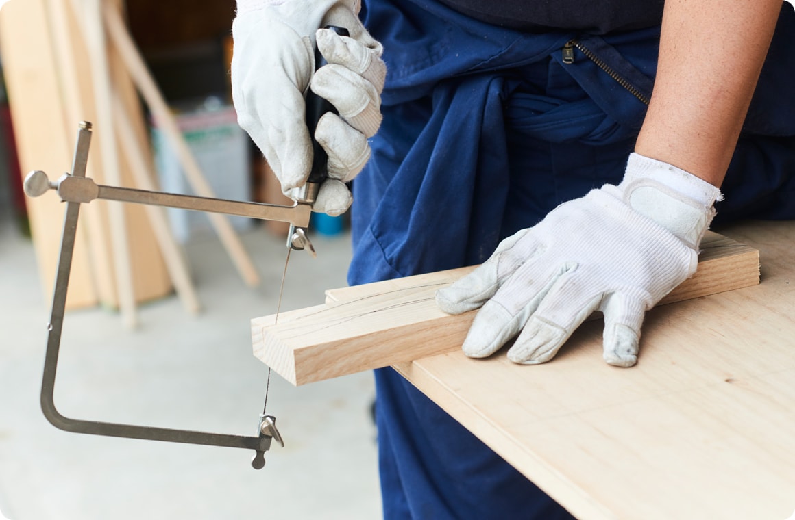 自在式糸ノコギリで、下書きをしたラインに沿ってカットし、やすりがけ