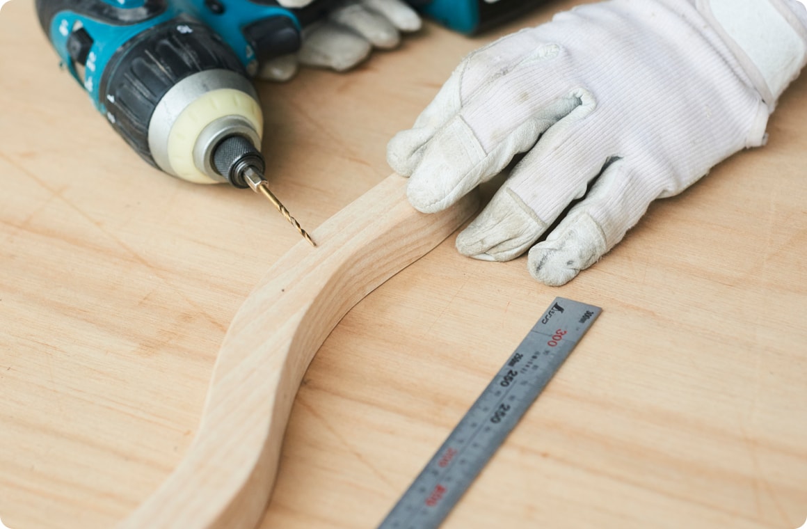 取り付け場所が決まったら4つの下穴を開ける