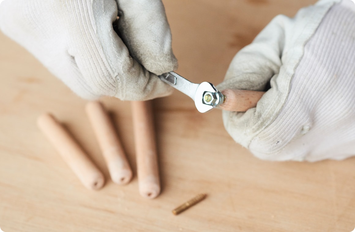 スパナでナットを締めてボルトをねじ込む