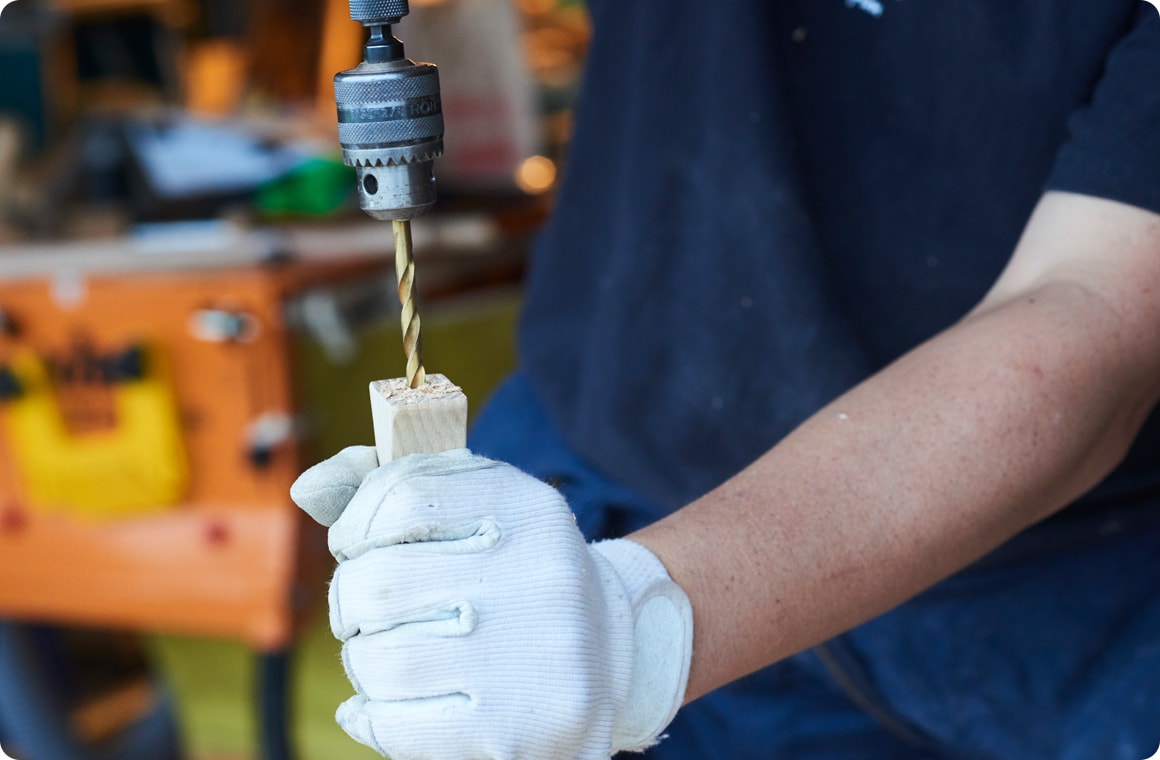 Aの支柱の台座と組み合わさる部分に、ボルトM6用の下穴を開ける（深さは約20mm）