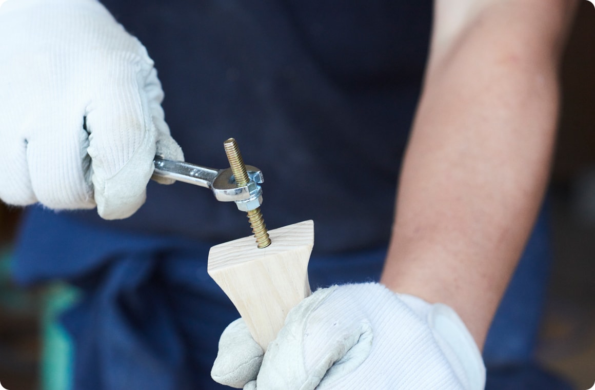 ボルトに2つのナットを固定し、スパナでねじ込む