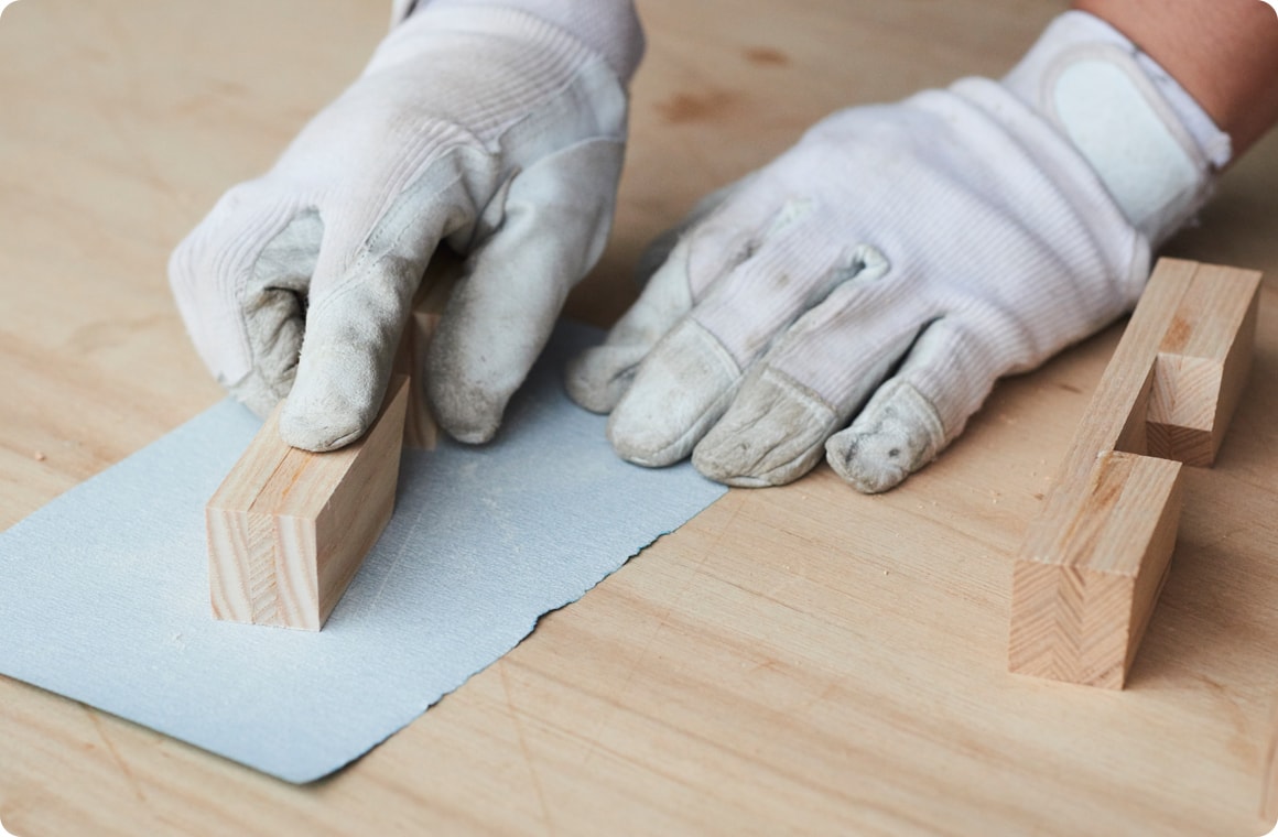 台座のパーツをそれぞれやすりがけする