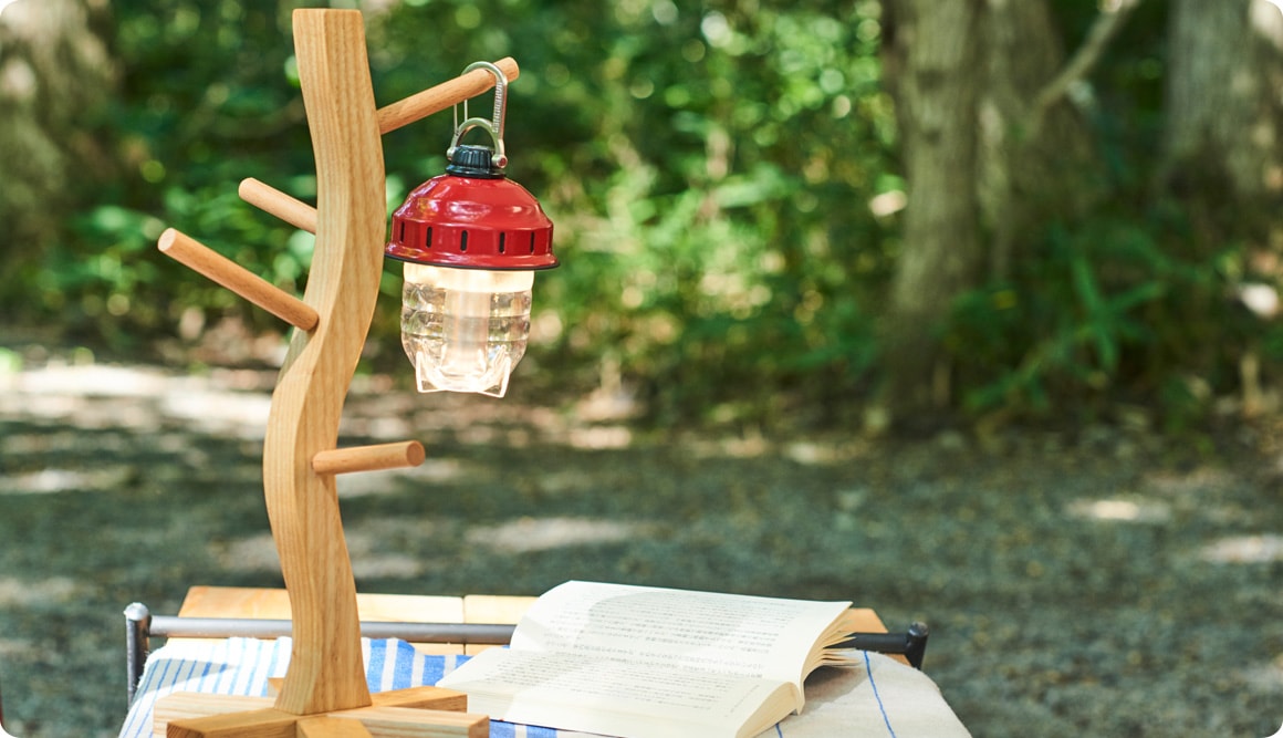 今回DIYしたギアは、テーブル上のアクセントにもなる木製テーブルトップハンガーです