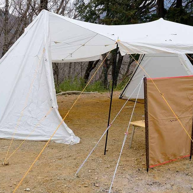 風が強い日の設営のコツや注意点を解説！キャンプサイトの風対策