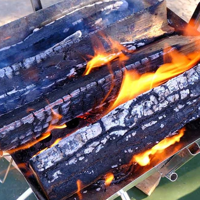 焚き火の薪、種類による違いは？燃焼時間や量、効率的な燃やし方