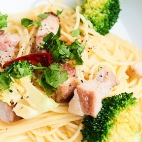  サクラスモークベーコンとブロッコリーのスパゲティーペペロンチーノ