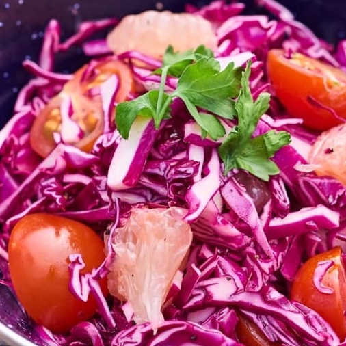 グレープフルーツとトマトの紫キャベツサラダ