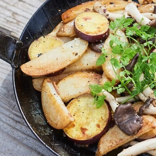 じゃがいもとさつまいもときのこのガーリックバター