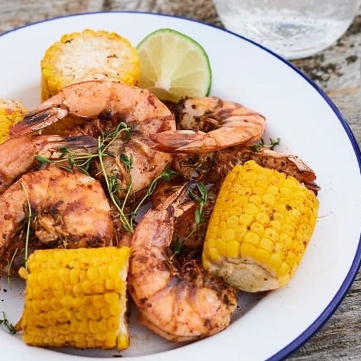 炭火で焼き上げるケイジャンシュリンプ