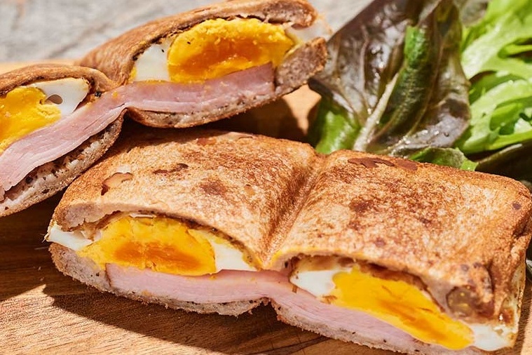 ハムとたまごのホットサンド