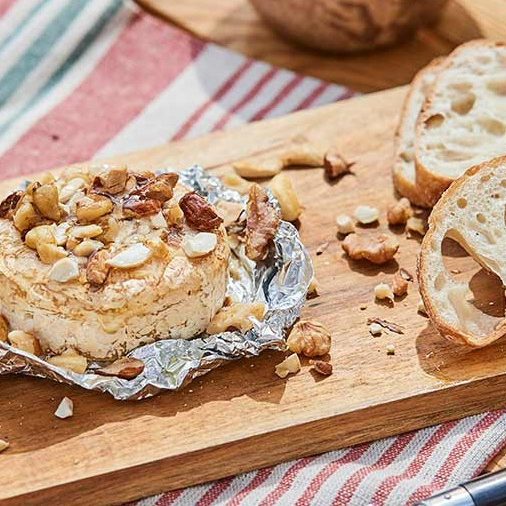 燻製カマンベールのナッツ添え