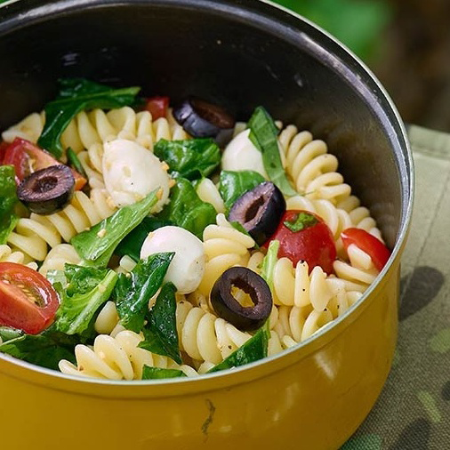 トマトとバジルの冷製ショートパスタ