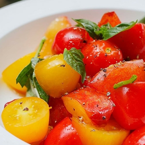 ミニトマトとプラムのサラダ