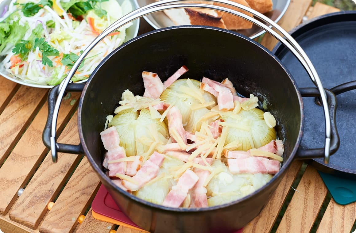 しばらくすると、あたりにはニンニクとたまねぎのいい香りが。